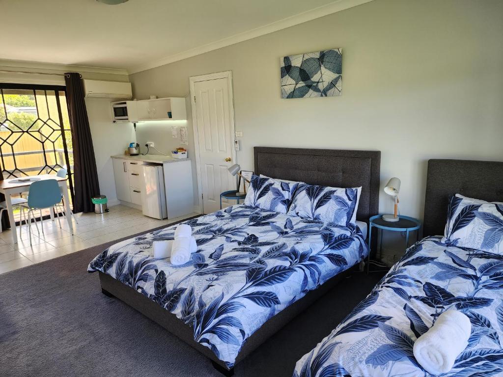 a bedroom with a bed with blue and white sheets at Chateau Bass in Bass