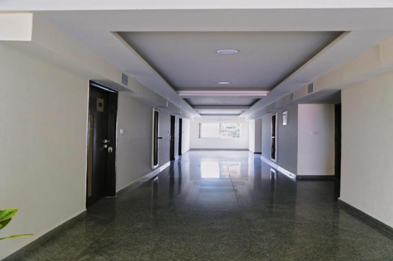 un pasillo vacío con paredes blancas y techo en Business inn, en Bangalore