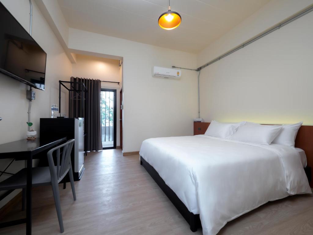 Moonlight Cafe and Hotel - Deluxe Double Room With Balcony
