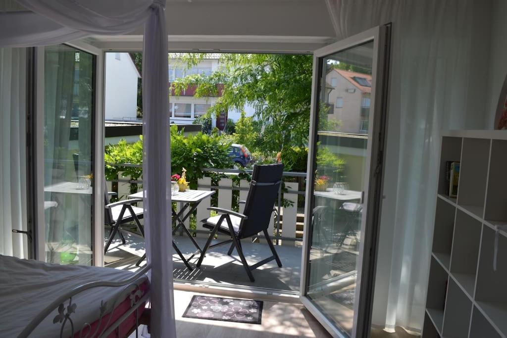 Cette chambre dispose d'un balcon avec une table et des chaises. dans l'établissement Ludwigsburg, ruhige Lage im Grünen, Schlossnähe, blühendes Barock, à Ludwigsbourg