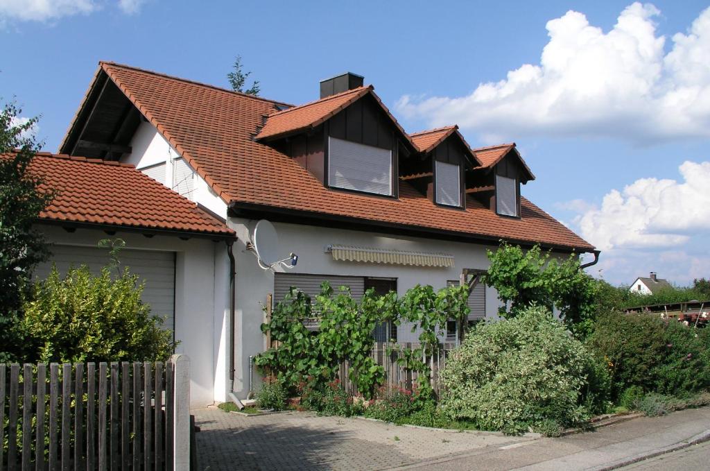 een wit huis met een rood dak bij FeWo 1 Rolf Koglin in Gunzenhausen