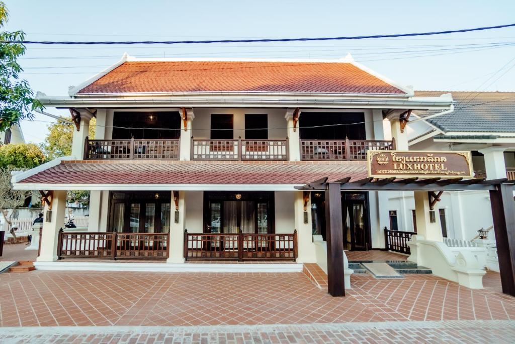Ein Gebäude mit einem Schild, das die kaiserliche Bibliothek liest. in der Unterkunft Lux Hotel in Luang Prabang