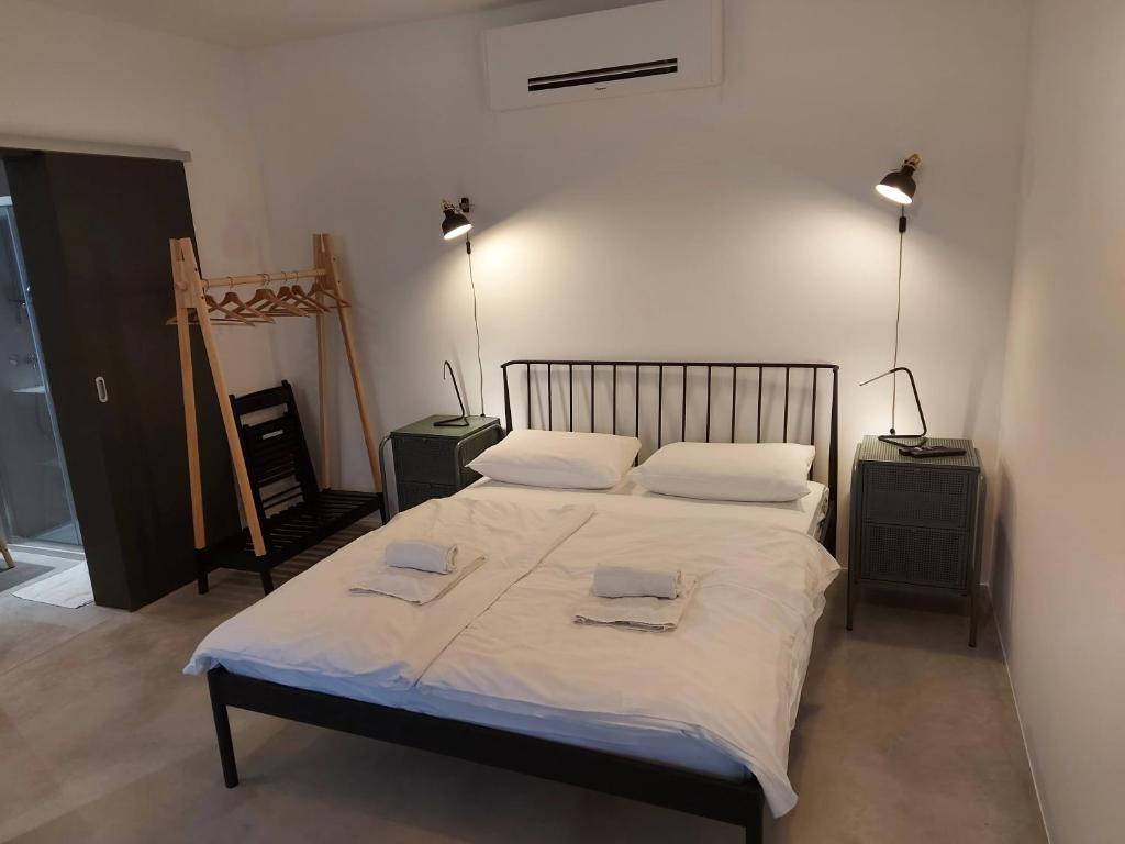 1 dormitorio con 1 cama grande y 2 toallas. en Bed & Breakfast Mozaik, en Liubliana