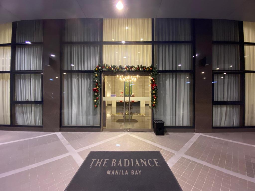 una señal frente a un edificio con adornos navideños en Le 10 The Radiance Manila Bay, en Manila