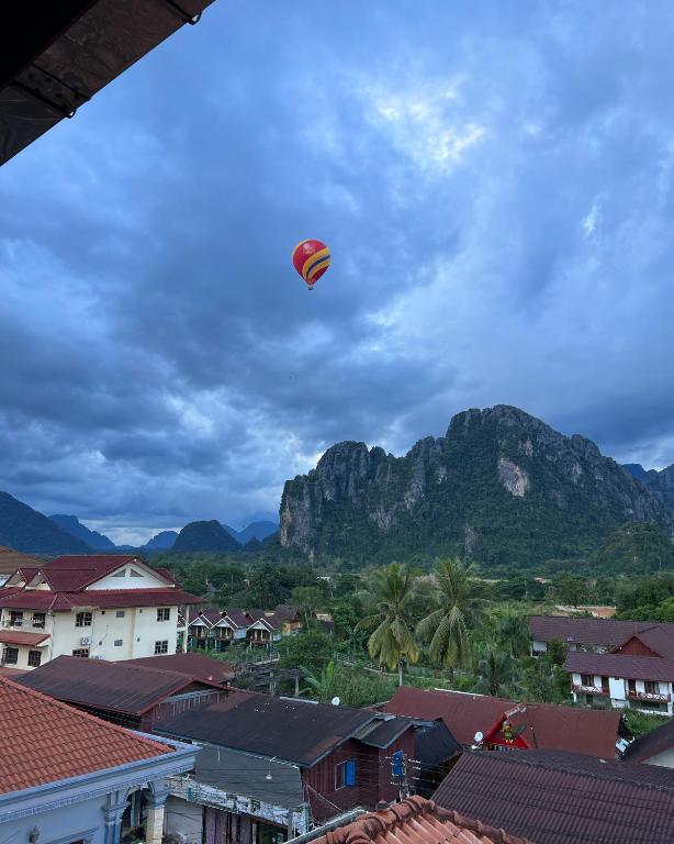 Jasmine Vangvieng Hotel - Family Room With Mountain View