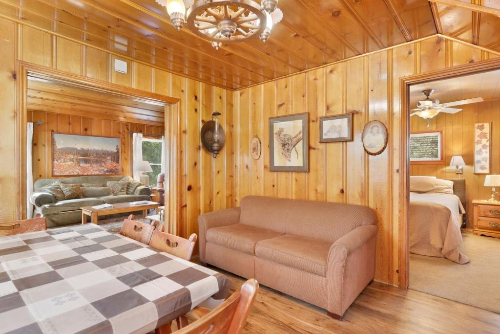 - un salon avec un canapé et un lit dans une chambre dans l'établissement 2096-Pinglewood Cabin home, à Fawnskin