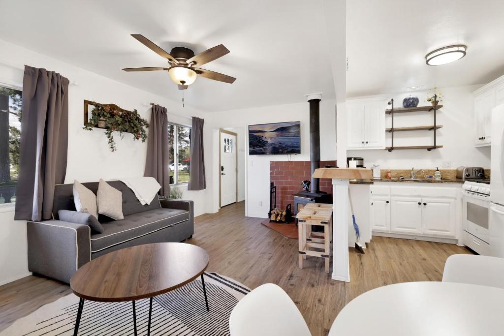 ein Wohnzimmer mit einem Sofa und einem Tisch in der Unterkunft 2153-The Cottage home in Big Bear City
