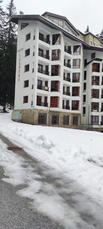 un condominio bianco con neve di fronte di Forest place a Pamporovo