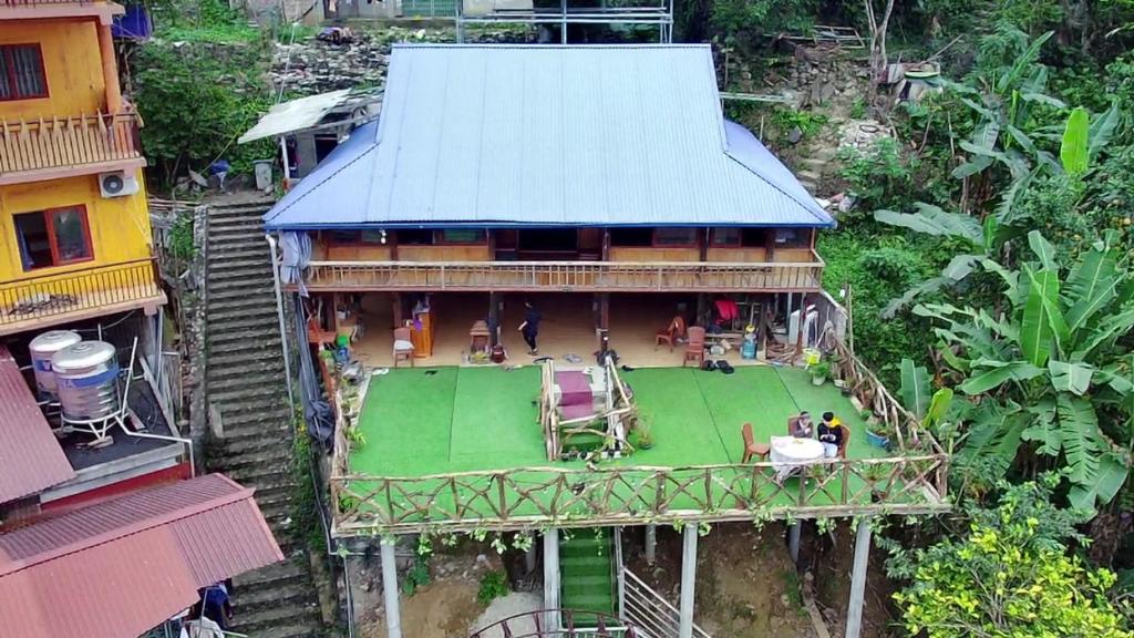 una vista aérea de una casa con un patio verde en Ba Be Green Homestay en Bak Kan