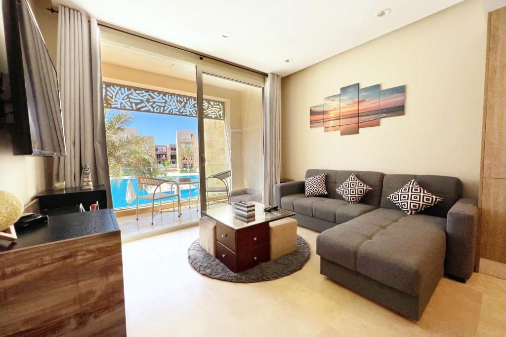 Glamorous 2BDR w Outdoor Pool View Free Beach & Pool Access