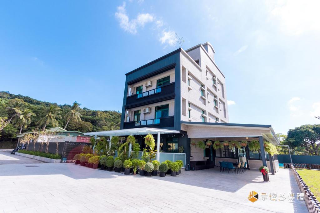 um grande edifício com plantas em frente em Happy Dog Homestay em Hualien City