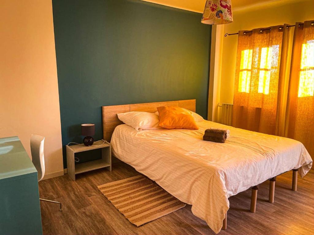 Dormitorio con cama con almohada naranja en Les chambres d'hôtes de L'Oliveraie, en Opio