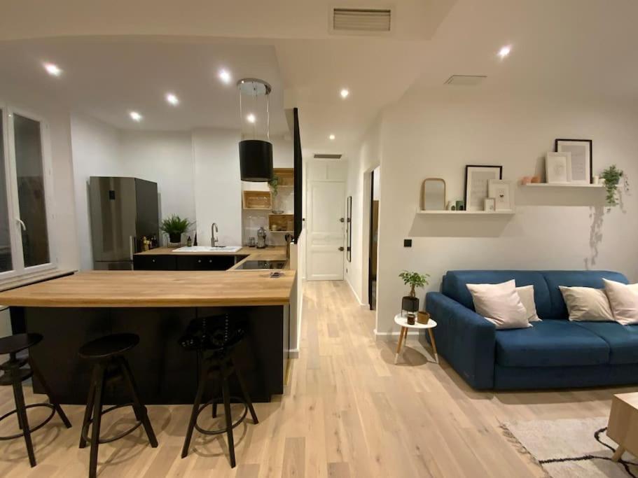 kuchnia i salon z niebieską kanapą w obiekcie Superbe 2 pièces lumineux - Cannes Gare w Cannes