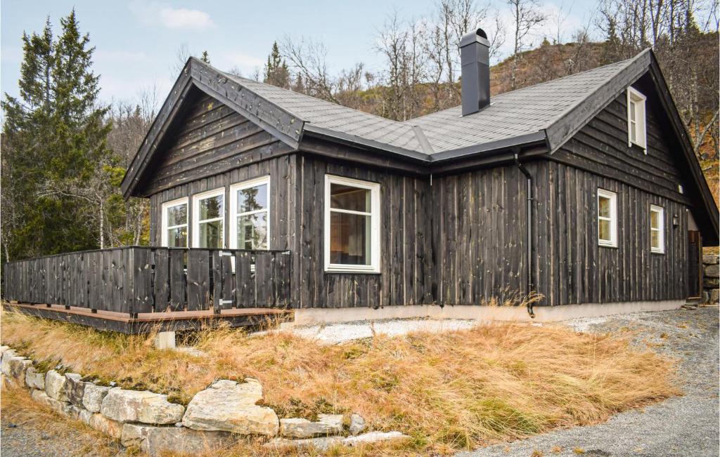 una casa negra con techo gris en Lovely Home In Tinn Austbygd With Kitchen, en Luråsgrendi