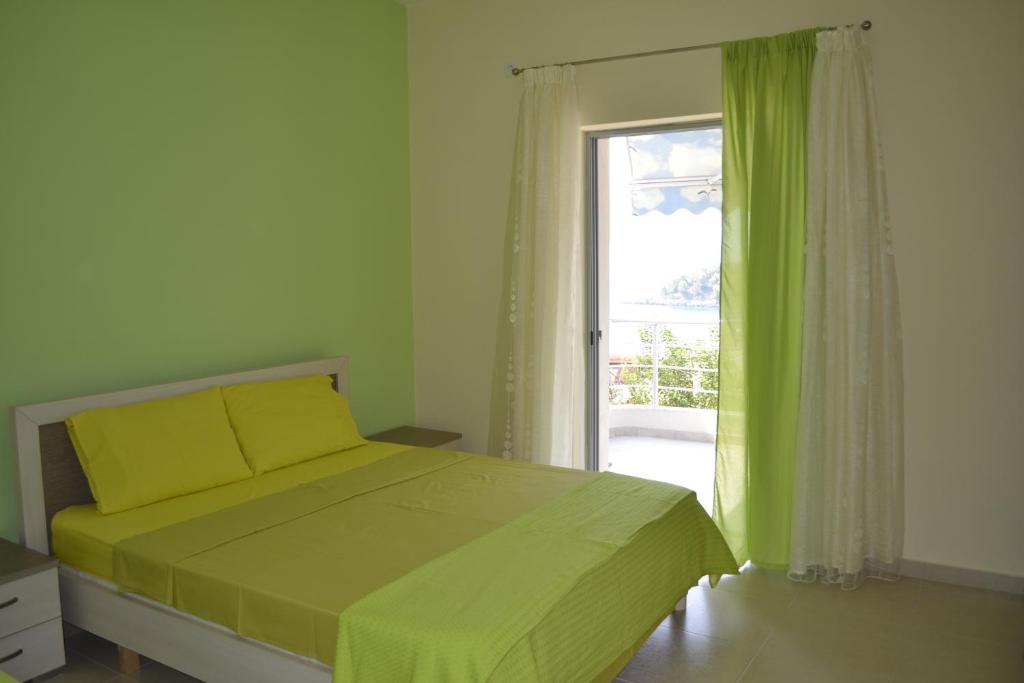 Postel nebo postele na pokoji v ubytování Riviera Rooms