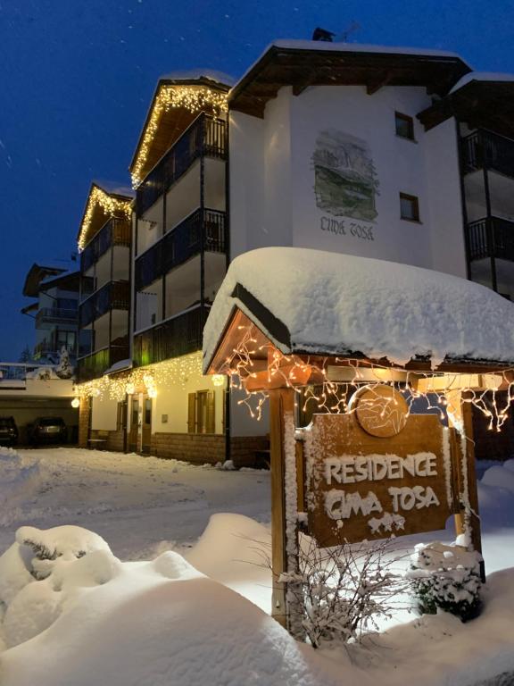 アンダロにあるResidence Cima Tosaの建物前の雪の看板