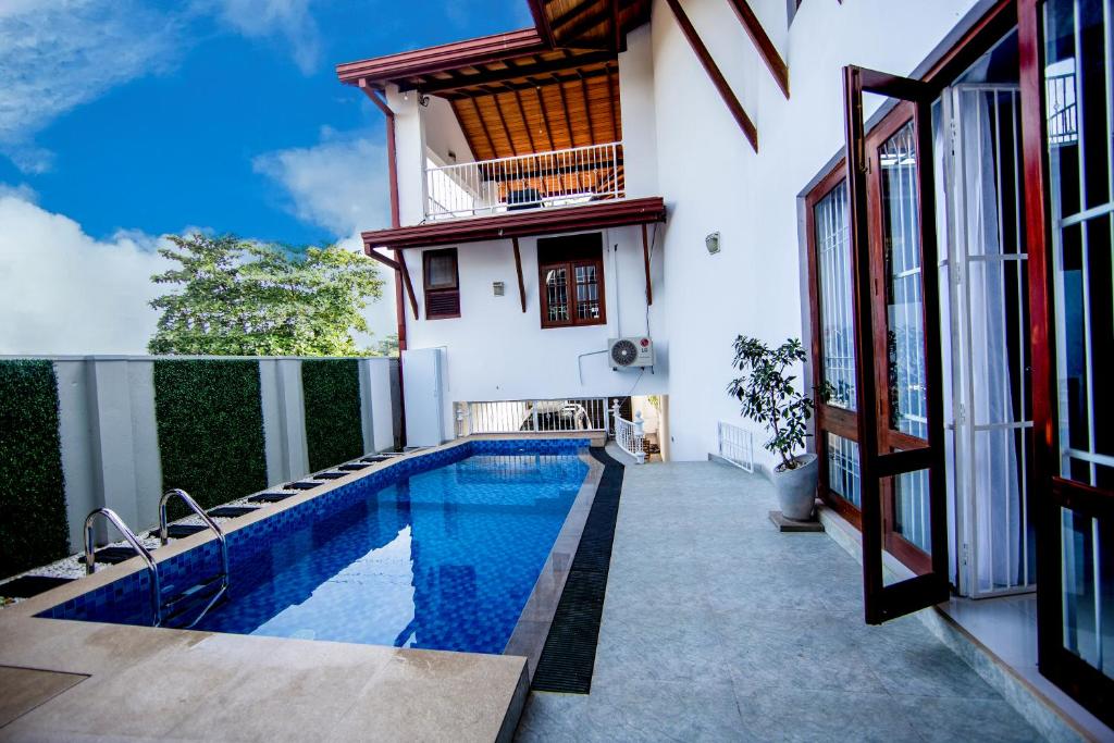 una piscina frente a una casa en The Breeze Residence, Kottawa en Kottawa