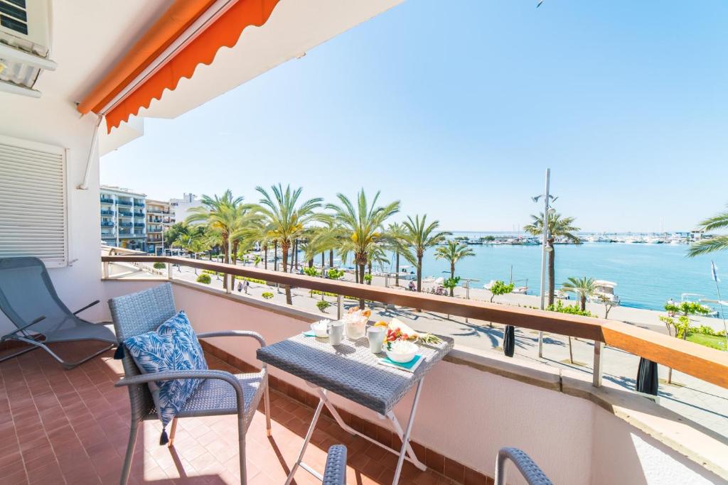 einen Balkon mit Stühlen und einem Tisch mit Meerblick in der Unterkunft Ideal Property Mallorca - Maritimo in Alcúdia