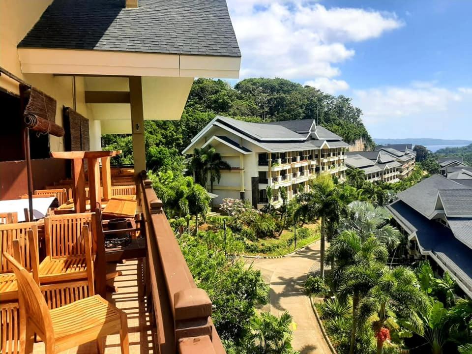 balcone di un hotel con vista su un resort di Unit 306 Alta Vista de Boracay by David a Boracay