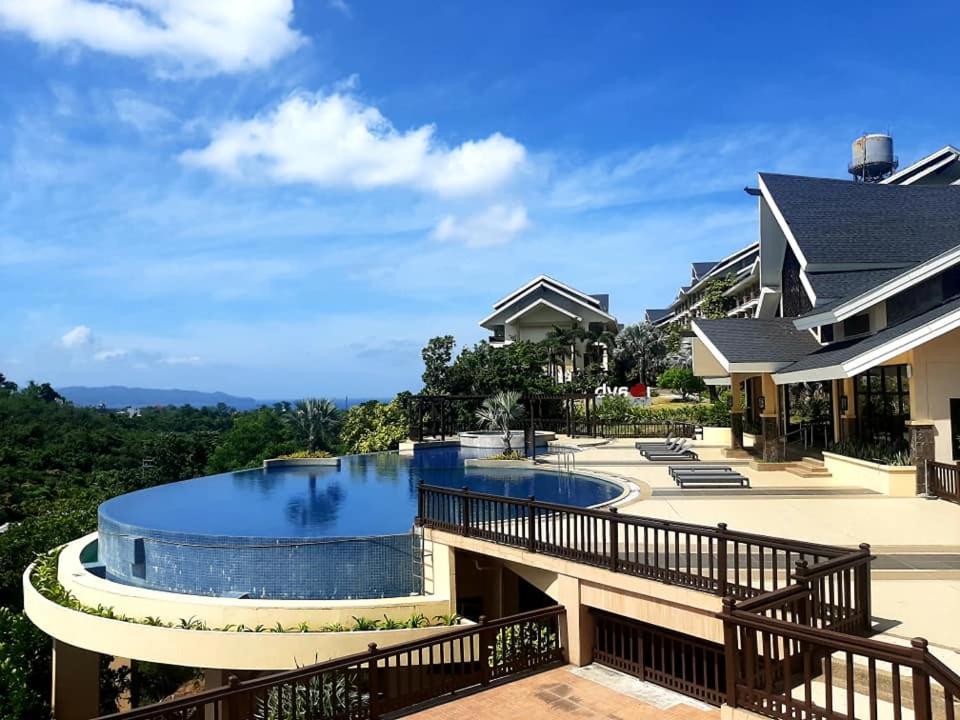 Bazén v ubytování Unit 306 Alta Vista de Boracay by David nebo v jeho okolí