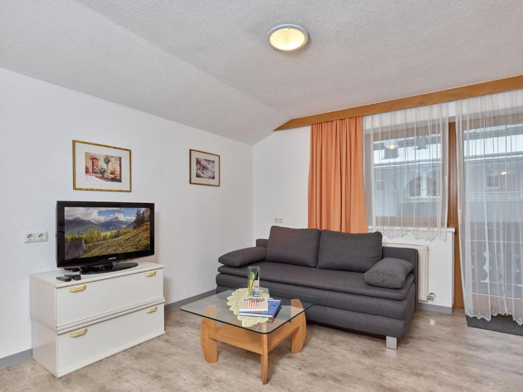 TV a/nebo společenská místnost v ubytování Apartments Serafin