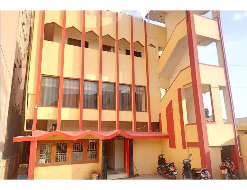 duży budynek z motocyklami zaparkowanymi przed nim w obiekcie Hotel Anand,Junagadh w mieście Dźunagadh