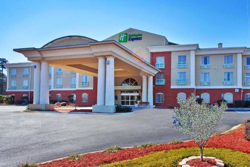 d'un hôtel avec un bâtiment dans l'établissement Holiday Inn Express and Suites Thomasville, an IHG Hotel, à Thomasville