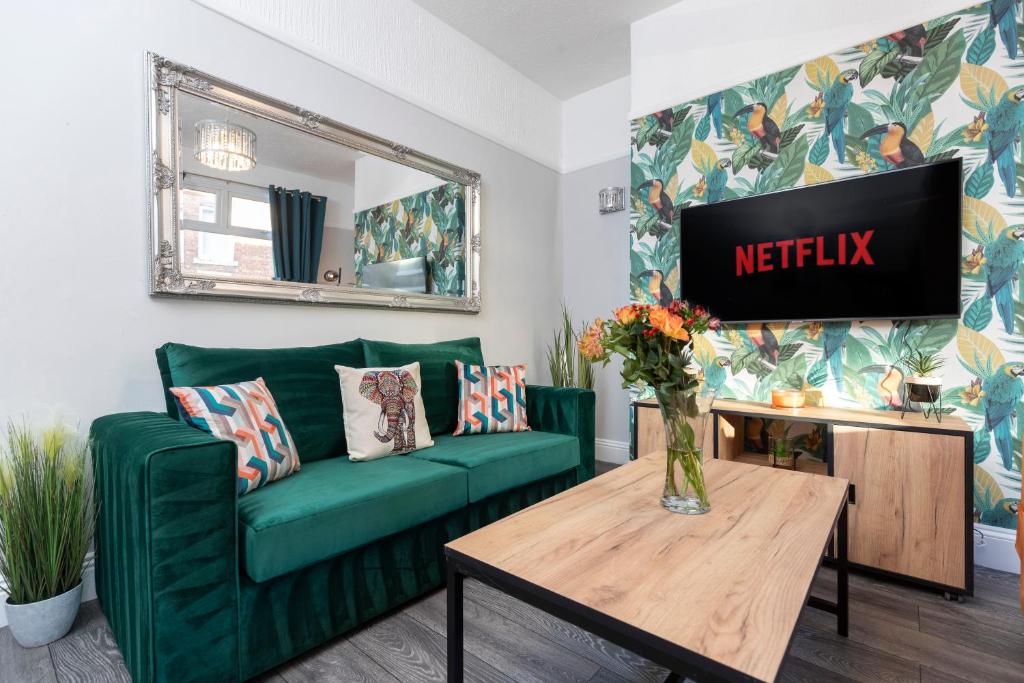 2 Bedroom House in Darlington with Smart TV, Free Parking and Sofa Bed