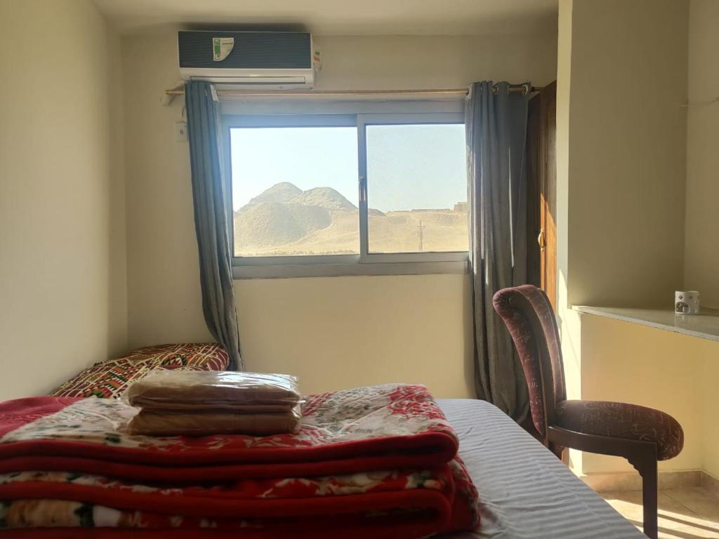 1 dormitorio con cama y ventana con manta en Seror Guest House en El Cairo