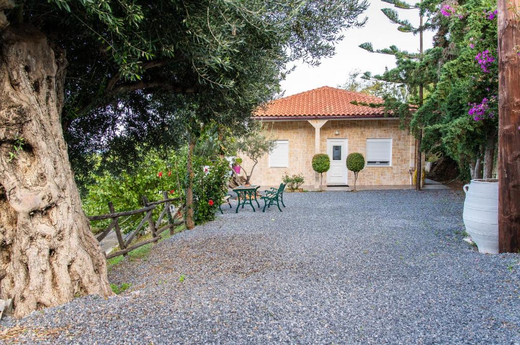 ein Haus mit einem Zaun und einem Tisch davor in der Unterkunft Chic & Spacious House in Rodia Heraklion in Iraklio