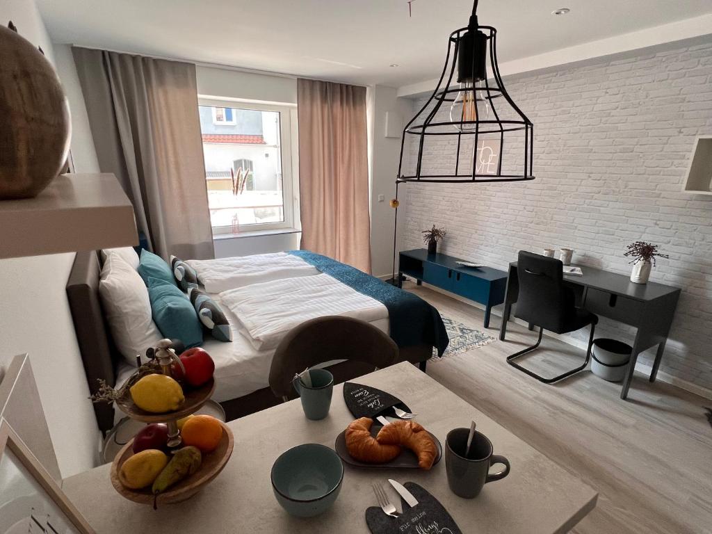 um quarto com uma cama e uma mesa com frutas em SOFI-LIVING-APARTMENTS em Hanôver