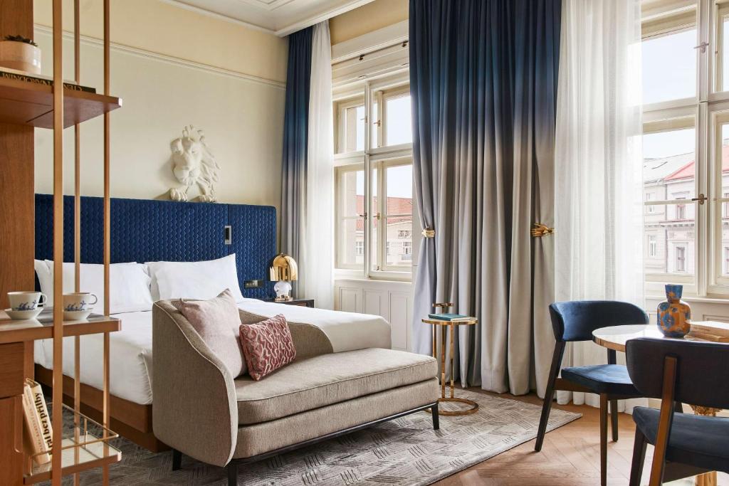 Posezení v ubytování Andaz Prague, By Hyatt