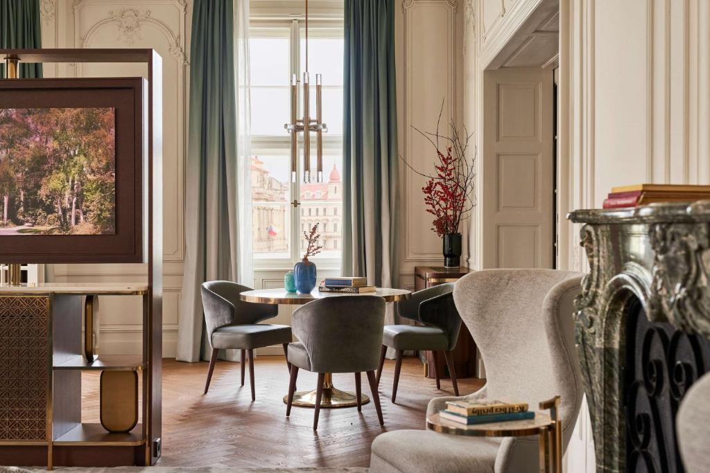 Posezení v ubytování Andaz Prague, By Hyatt