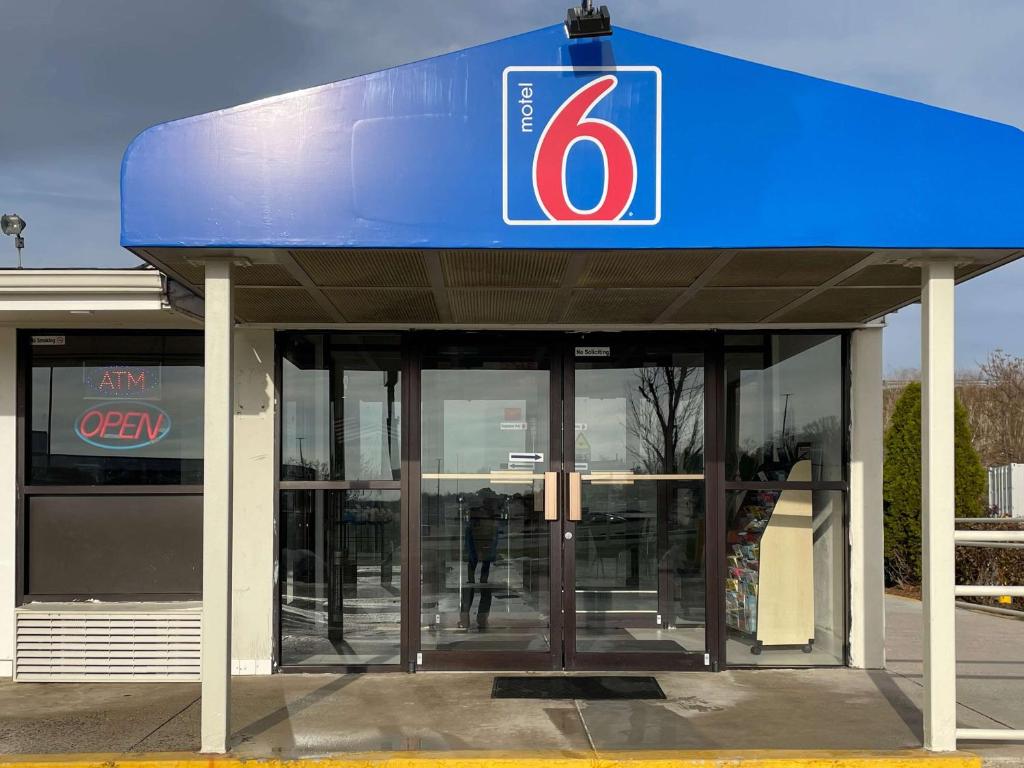 um posto de gasolina com um sinal em cima dele em Motel 6 Hagerstown MD em Hagerstown