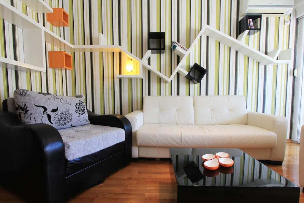 ein Wohnzimmer mit einem Sofa und einem Couchtisch in der Unterkunft Studio apartment in the centre of Budva in Budva