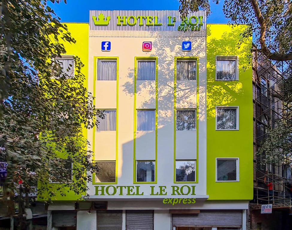 un bâtiment à la façade jaune et verte dans l'établissement Le ROI Express Paharganj, à New Delhi