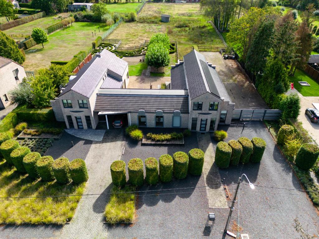 een luchtzicht op een groot huis met een tuin bij B&B Tabibito in Genk