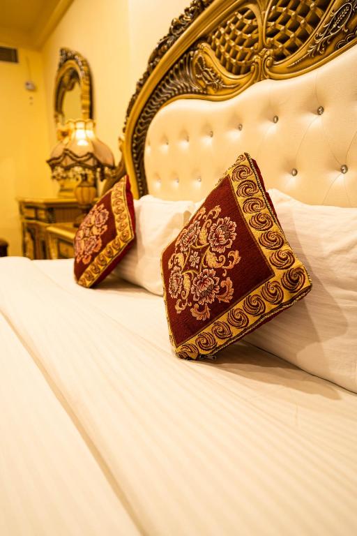 Postel nebo postele na pokoji v ubytování Chokhi Dhani The Palace Hotel