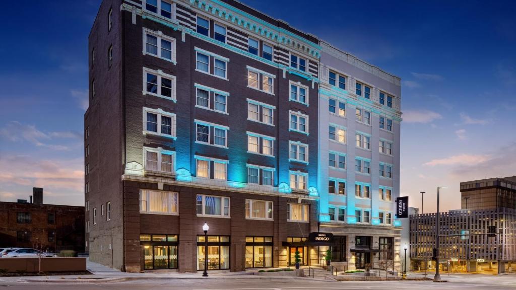 um edifício com uma luz azul na lateral em Hotel Indigo - Omaha Downtown, an IHG Hotel em Omaha