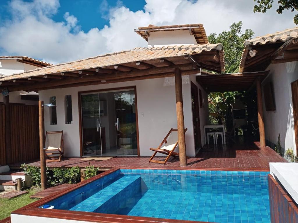 une villa avec une piscine et une maison dans l'établissement Casa, 2 Suítes com Ar, Piscina a 400 mts Praia - Taipu de Fora, Barra Grande #4, à Marau