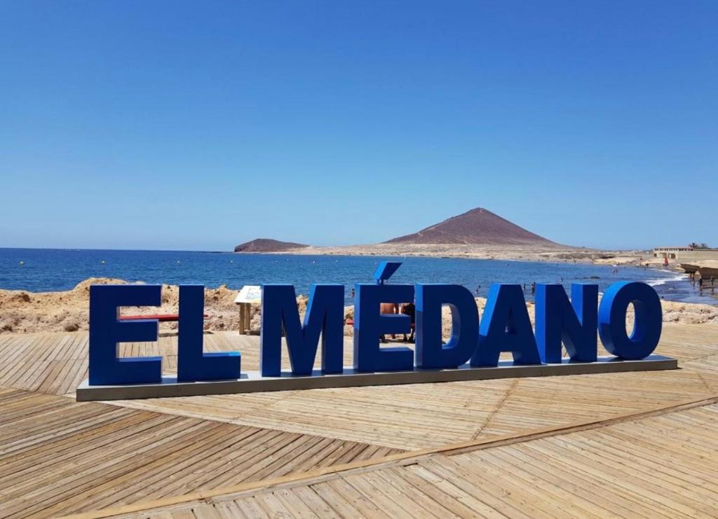 un cartel que dice El México en una playa en Vista Marina - El Medano Beach, en El Médano