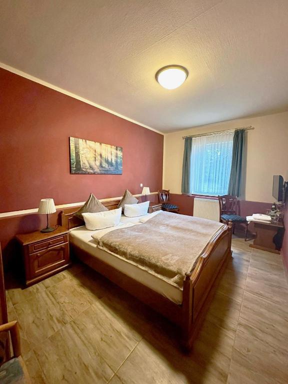 Postel nebo postele na pokoji v ubytování Altstadthotel Ilsenburg