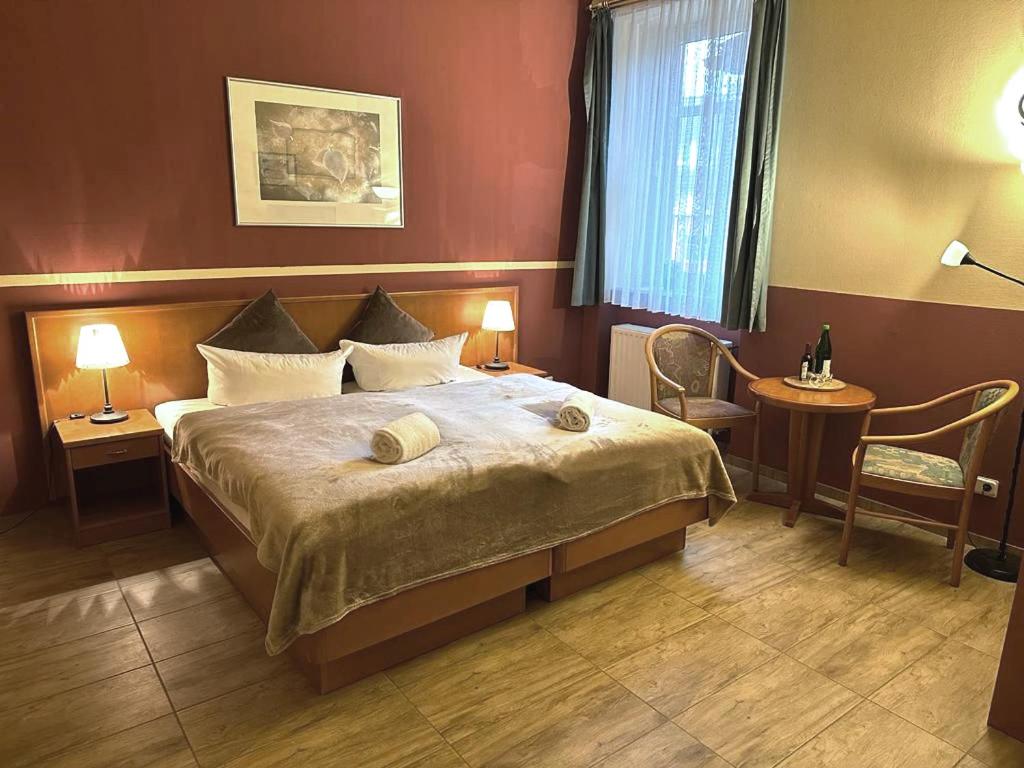Postel nebo postele na pokoji v ubytování Altstadthotel Ilsenburg