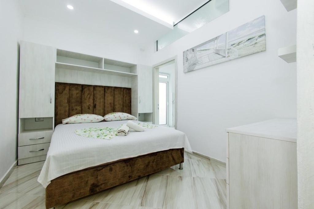 Postel nebo postele na pokoji v ubytování Flori Apartments