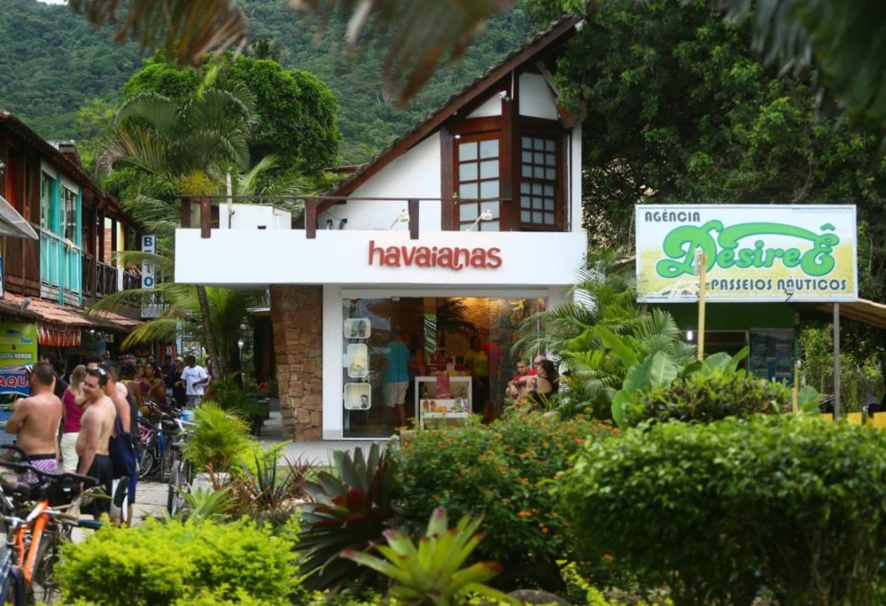 a shop with people walking in front of it at Suite Ilha Grande in Angra dos Reis