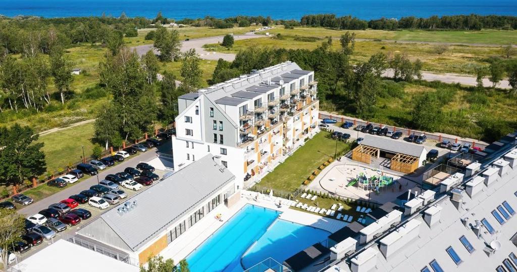 una vista aérea de un hotel con piscina en Apartament Relax Time SPA - Kołobrzeg, en Kołobrzeg