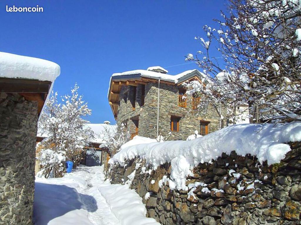 una casa cubierta de nieve delante en Gite Les Nièces - 4-6pers 57m2 Valmeinier - Ski, en Valmeinier