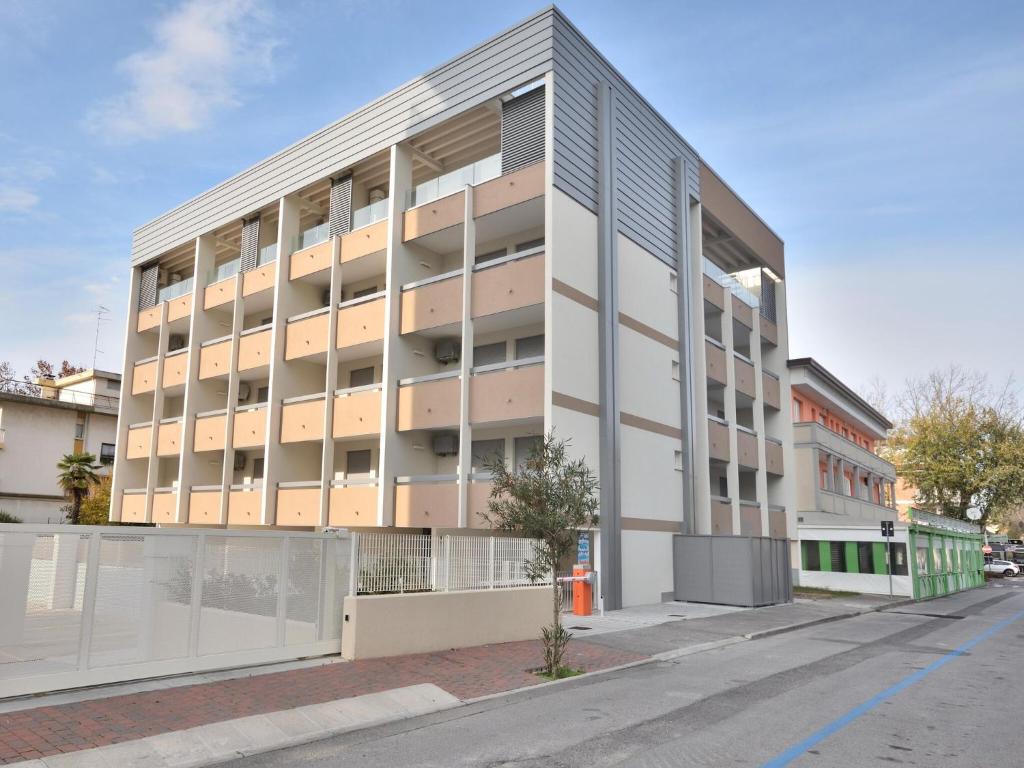 een appartementencomplex op de hoek van een straat bij Modern two-room apartment Condominio Nautilus Bibione in Bibione