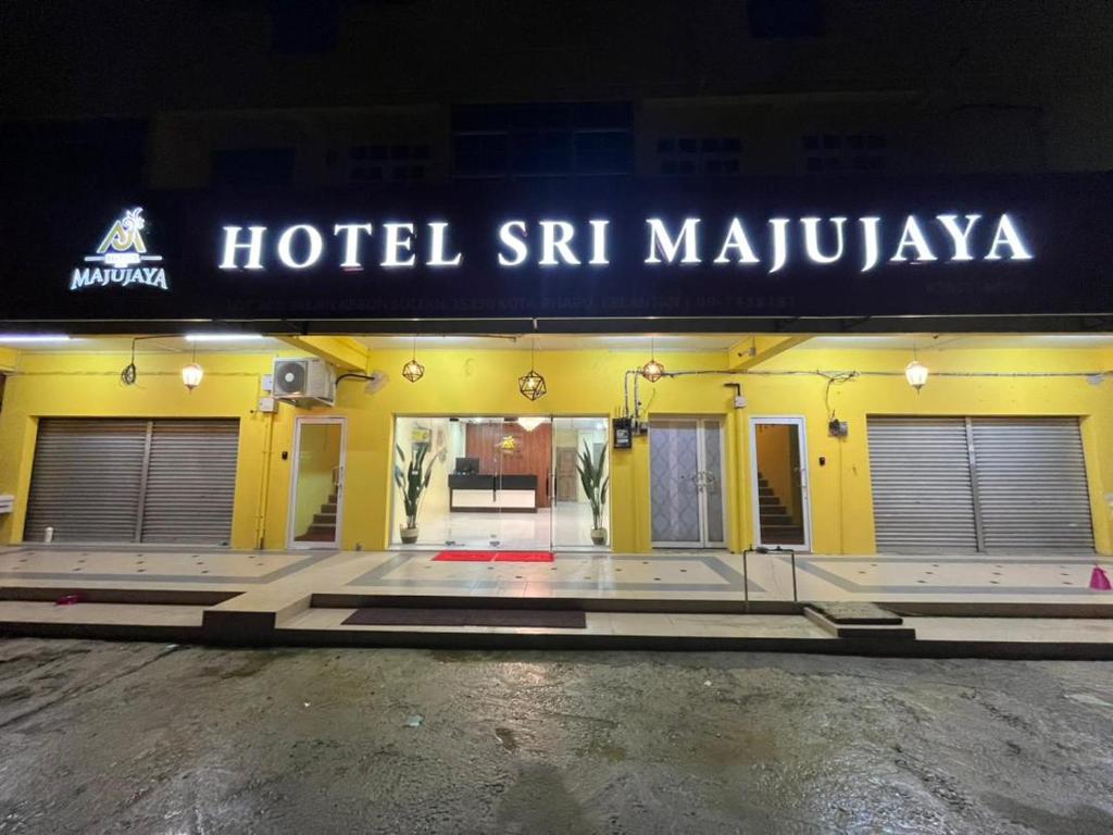 a hotel entrance with a sign that reads hotel sr muliya at Hotel Sri Maju Jaya in Kota Bharu