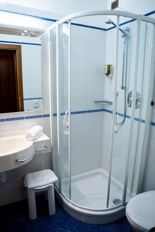 A bathroom at PanoramaHotel Penegal